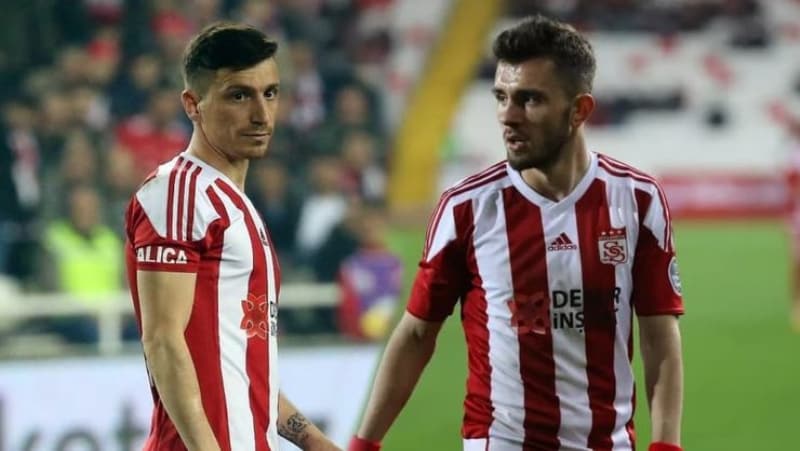 <p>�te yandan Mert Hakan Yanda�'�n menajerinin Fenerbah�e'yle g�r��mesi, Galatasaray Y�netimi'ni k�zd�rd�. �mza paralar�n�n bu sebeple erken yat�r�ld��� konu�uluyor</p>