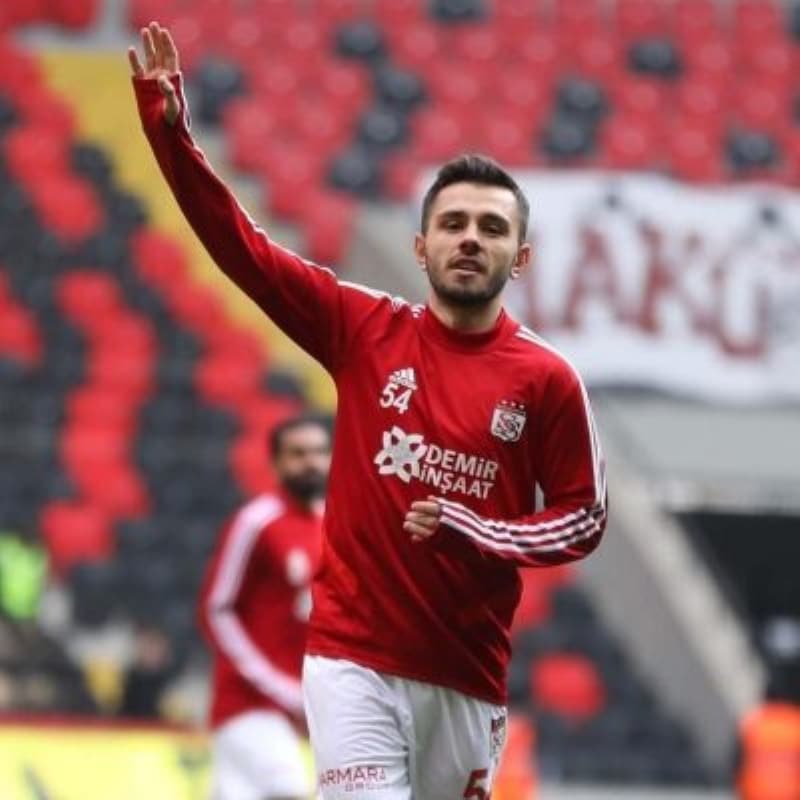 <p>Her iki futbolcunun mukavelesinin de temmuz ay�nda bitecek olmas�, onlar� daha da �ekici k�ld�.&nbsp;��nk� bonservis bedeli �denmesine gerek kalmayacakt�.</p>