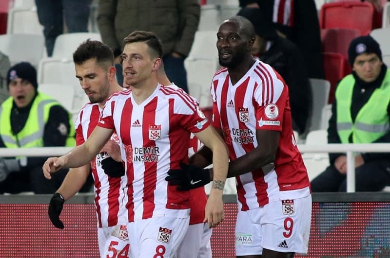 <p>Euro kuru 7 TL olarak sabitlendi. Yani oyunculara 3.5 milyon liral�k imza paralar� verildi. Her iki isim de �n�m�zdeki sezon Sar�-K�rm�z�l� formay� giyecek. Finansal Fair Play k�skac�nda kaliteli yerli isimleri bonservis �demeden kadrosuna katan y�netim ise b�y�k bir i� ba�ard�.</p>