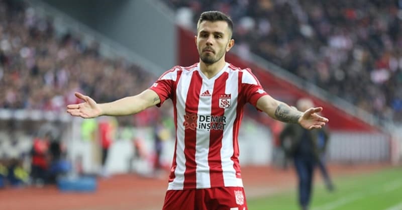 <p>Gitmek istiyorlar, biz de �nlerini a�t�k, gidiyorlar, bu kadar! Be�ikta�'a m�, Fenerbah�e'ye mi, Galatasaray'a m�, Trabzonspor'a m� giderler bilmiyorum. Onlar seneye yok. E�er ben kal�rsam, ba�ka kimsenin gitmesine izin vermeyece�im</p>