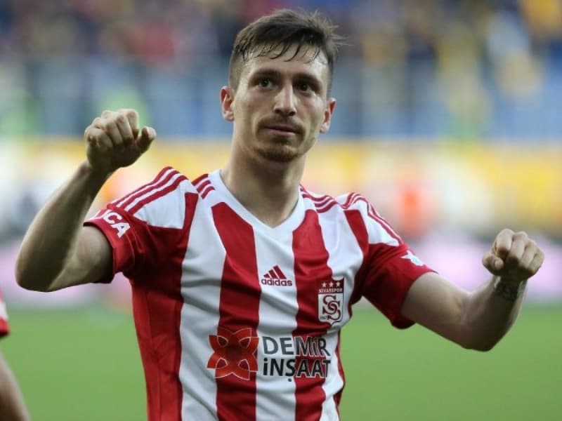 <p>Galatasaray, her iki y�ld�zla da uzun s�redir g�r���yordu. Hatta �n protokol�n imzaland��� bile ortaya ��km��t�. Ancak koronavir�s salg�n� sebebiyle sezon uzay�nca �n protokol�n s�resi bu transferlerde s�k�nt� haline geldi.</p>