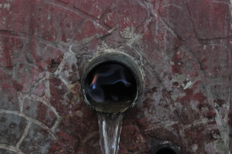 <p>Şu an yaz dönemi olduğu için sular az akıyor ve su normal seviyede yanıyor. Sular çoğaldığında su daha alevli yanmaya başlıyor. Suyun yandığını ilk defa görenler ise büyük şaşkınlık yaşıyor.</p>