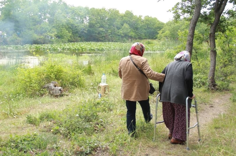 <p>Yavuz, “Nil�fer �i�e�inin koparman�n kanuni olarak 73 bin lira cezas� var ve de kendi �zelli�ini yok etme durumu var. O y�zden �i�e�imizi koparmam�z gerekiyor. Dedi�im gibi zaten kopard���nda ya�amayacak. Cezas� b�y�k ve �i�e�imizi kopard���m�zda burada ki tohumu yok etmi� oluyoruz. Yakla��k 5 y�l �nceden bir su takviyesi yapt�k g�l�m�ze, bunun yan�nda su takviyesi olmad���nda A�ustos ay�nda g�l�m�z kuruyordu. Kurudu�unda do�al �evre hayvanlar� gelip yapraklar�n� yiyordu. Do�a hayvanlar�n�n, domuzlar�n su bitti�inde gelip burada Nil�fer g�l�n�n so�anlar�n� zedeledi�ini tespit ettik. Bunun i�in bu suyun kesinlikle eksiltmemiz gerekiyor” diye konu�tu.</p>