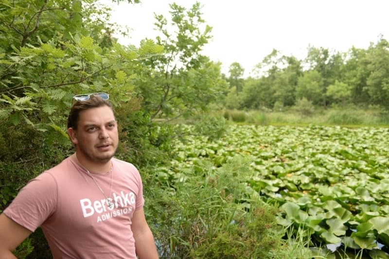 <p>Tropikal bir bitki olma �zelli�i bulunan Nil�fer �i�e�ini koparman�n cezas�n�n 73 bin lira oldu�unu s�zlerine ekleyen Muhtar Yavuz, ziyaret�ilere �nemli bir uyar�da bulundu</p>