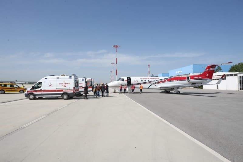 <p>Benzer ameliyatlarda tecrübesi bulunan pediyatrik beyin cerrahi Keşmirli Müslüman Dr. Owase Jeelani ve Dr. David Dunaway önderliğindeki, aralarında 2 Türk doktorun da bulunduğu 42 kişilik ekip tarafından Londra'da 3 büyük ameliyat gerçekleştirildi.</p>