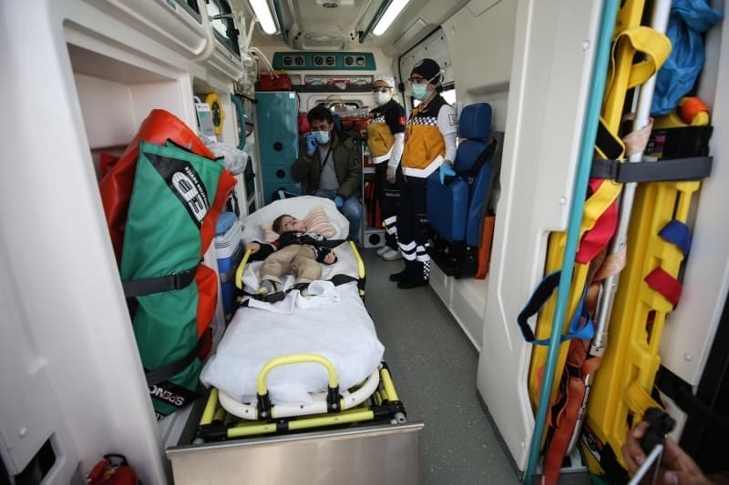 <p>Baba Ömer Evrensel, burada gazetecilere yaptığı açıklamada, operasyonun ardından bebekleriyle Türkiye'ye dönmekten duyduğu mutluluğu dile getirerek, 'Allah devletimizden razı olsun, devletimize zeval vermesin.' dedi.</p>