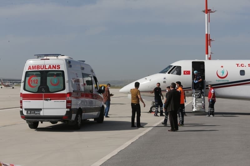 <p>Antalya ve İstanbul'da çeşitli hastanelerde tedavi gören, kafaları yapışık olduğu için zorlu bir yaşam mücadelesi veren siyam ikizlerinin hikayesini Anadolu Ajansının (AA) haberleştirmesinin ardından Cumhurbaşkanlığı devreye girdi.</p>