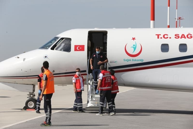 <p>Benzer ameliyatların gerçekleştirildiği İngiltere'deki Great Ormond Street Hastanesi yetkilileri ve Türk doktorlar aileyle irtibat kurdu. Cumhurbaşkanlığının himayesinde, Sağlık Bakanlığına ait ambulans uçakla siyam ikizleri ve ailesi, 1 Aralık 2019'da İngiltere'ye götürüldü.</p>