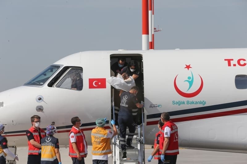 <p>Yapışık başları 28 Ocak'ta ayrılan siyam ikizlerine hastanede bir süre tedavi uygulandı.</p>