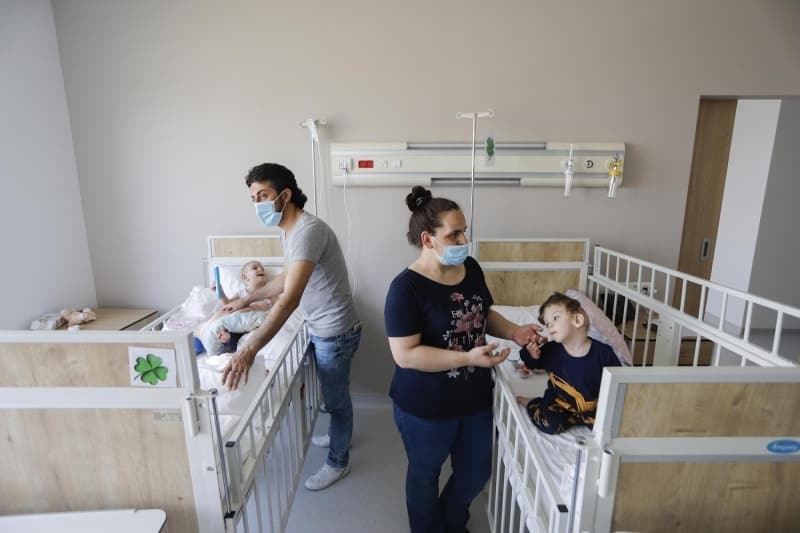 <p>Başhekim Prof. Dr. Evren Yaşar, ikizlerin rehabilitasyon amaçlı tedavisinin devam ettiğini bildirdi. Prof. Dr. Yaşar, ailenin zor süreçlerden geçtiğini ve bu süreçlerin Cumhurbaşkanı Recep Tayyip Erdoğan'ın himayesinde yürütüldüğünü bildirdi. Kasım 2019 tarihiyle başlayan bir tedavi süreci olduğunu kaydeden Prof. Dr. Yaşar, şöyle konuştu:</p>