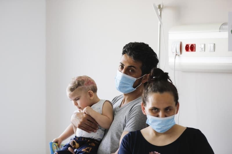 <p>İkizlerin babası Ömer Evrensel de yaşadıklarını anlattı. Cumhurbaşkanını Recep Tayyip Erdoğan’ın eşi Emine Erdoğan ile Pendik Eğitim Araştırma Hastanesi ziyareti sırasında tesadüfen karşılaştıklarını ve daha sonra tedavi için kendilerini himayelerine aldıklarını anlatan Evrensel, 'Sayın Cumhurbaşkanımızın sağlık ekibi, doktorları özellikle ilgilendiler. Bu noktaya kadar hep arkamızdalardı. Allah devletimizden razı olsun' dedi.</p>