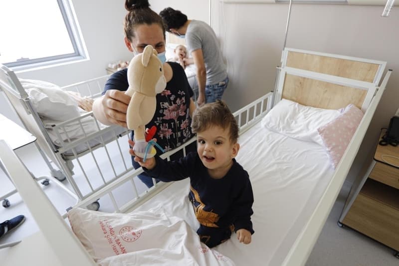 <p>'Ağır ameliyatlar geçirdiler. Bu ağır ameliyatlardan sonra ikizlerimizin baş tarafından yapışıklığı giderildi. Daha sonra bazı nörolojik sorunlar olabiliyor. Bu nörolojik sorunların giderilmesi de ciddi bir rehabilitasyon süreci gerektiriyor. Bu rehabilitasyon sürecinde yutma fonksiyonlarından, beslenmesinden tutun, kolların fonksiyonlarına, yürüme fonksiyonlarına kadar birçok rehabilitasyon parametresi devreye giriyor. Burada çocuklarımızın tedavisini başlattık. İnşallah çocuklarımızı buradan yürüterek göndermeyi amaçlıyoruz; ama bu bir süreç, bu sürecin ne kadar olacağı çocuklarımızın kazanımlarıyla alakalı bir durum. Biz vazgeçmeyeceğiz, sonuna kadar bunu götüreceğiz. İkizlerin bir tanesi daha hareketli, diğeri ise biraz geriden geliyor. Birbirinin yüzünü göremeyen iki çocuğun tekrar birbirini görebildiği, o kardeşlik, ikizlik duygusunu yaşayabildiği bir dönem yaşıyorlar.'</p>