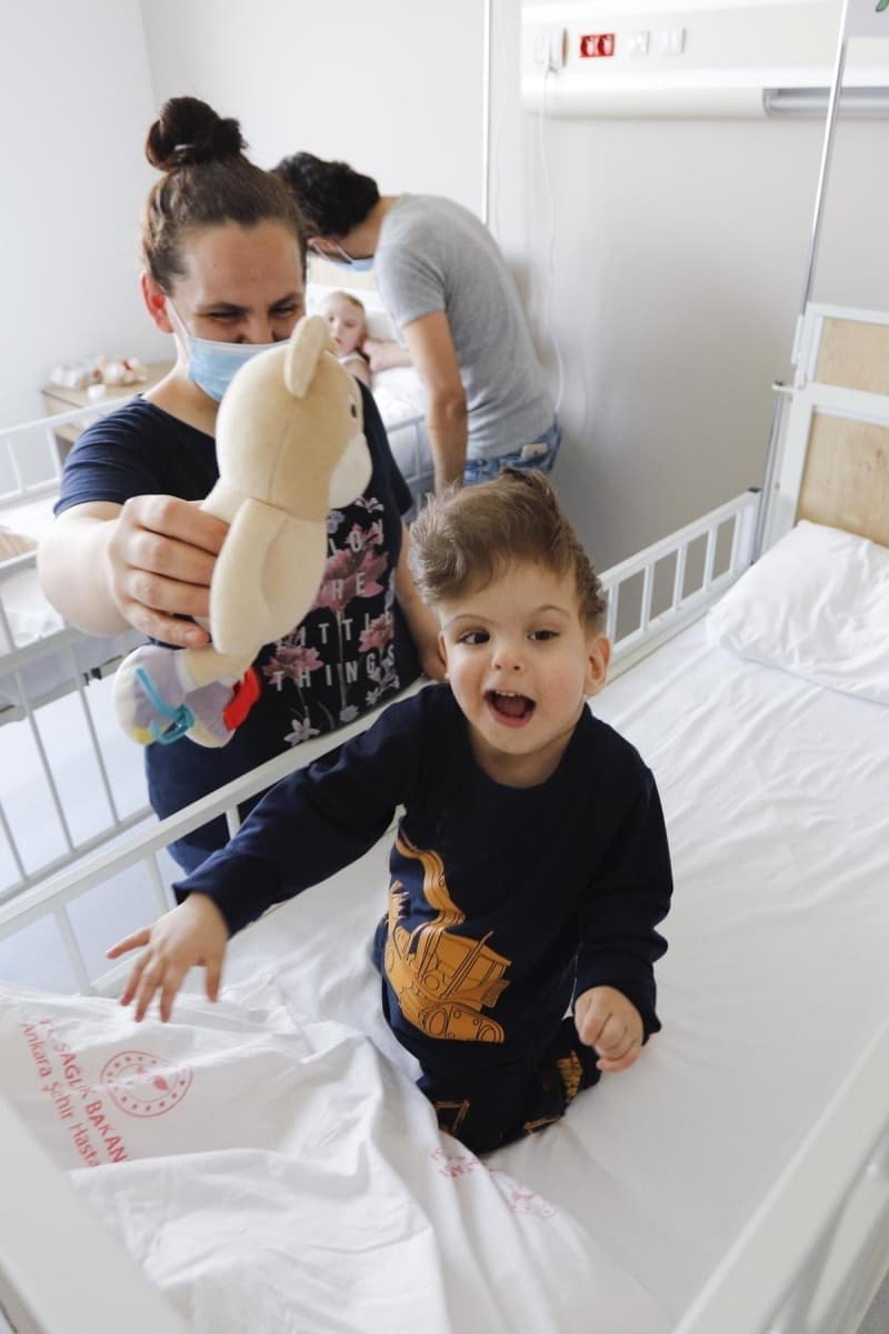 <p>Pandemi sürecinde İngiltere’de bulundukları hastaneye Türkiye’den tıbbi yardım geldiğini, kolileri kendilerinin de gördüklerini anlatan Evrensel, 'Cumhurbaşkanımıza çok teşekkür ettiler. Biz de kendilerine illettik. Sevindik, mutlu olduk. Türkiye birçok ülkeye yardım etti. Bu yardımdan dolayı da mutluyum' ifadelerini kullandı.</p>