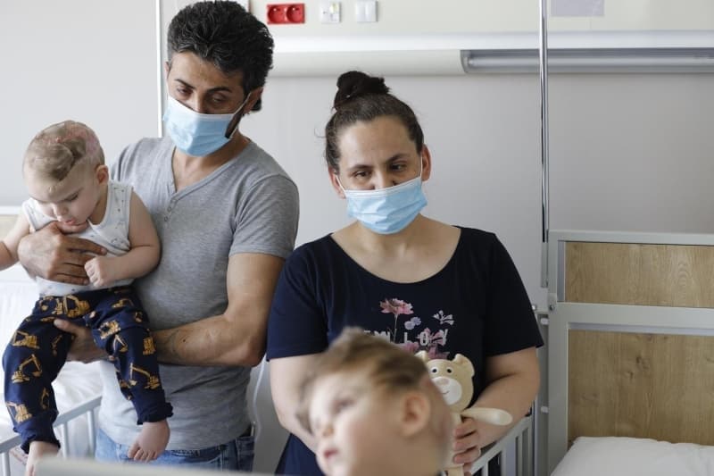 <p>'3 büyük operasyon ve arkasından küçük operasyonlar oldu. Güzel sonuç aldık, Allah’a şükürler olsun. Şu anda mutluyuz, huzurluyuz, çocuklarımız sağlıklı. Şu anda durumları normal, Allah izin verirse daha da iyi olacaklar. Çocuklarımızı ayrı gördüğümüzde bambaşka bir duygu yaşadık. Şükürler olsun Allah bize bu duyguları yaşattı. Anlatılacak bir şey değil, yaşamak lazım' diye konuştu.</p>