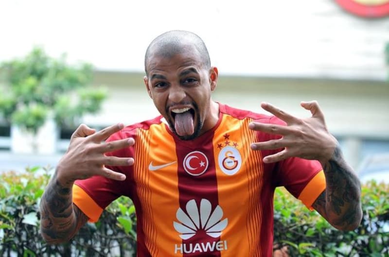 <p><b>'SZLERM YANLI ANLAILDI'</b></p><p>Futbolcu olmasaydm katil olurdum sz yanl anlald. nsanlar vururdum demek istemedim. Hayatta bir katil olmam salayabilecek artlar vard demek istedim. Yoksa ailem beni iyi bir insan olmam iin eitti. Favelada insanlar esrar iiyorlard ancak ben hi bulamadm.</p>