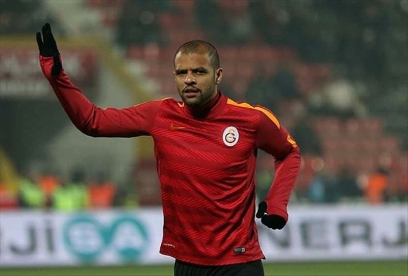 <p>Galatasaray'da kaleye getim, penalt kurtardm. Almeira'da en iyi oyuncular arasna girdim, talya'da en iyiler arasna girdim, Galatasaray'da en iyiler arasna girdim. Ben lider olmay seven bir oyuncuyum.</p>