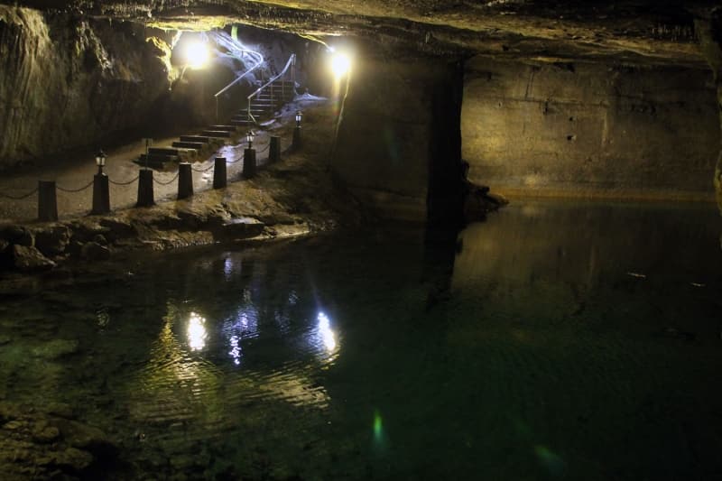 <p>Herkül, yeryüzüne çıkardığı Kerberos'u, Kral Eurystheus'un korkması üzerine Cehennemağzı Mağaralarından 'Ölüler Ülkesi'ne geri götürüyor.</p>