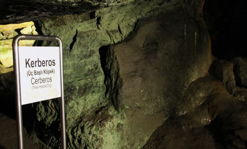 <p>Üç mağaradan oluşan Cehennemağzı Mağaralarından yer altı tanrısı Hades'in yönettiği, hiçbir ölümlünün geri dönemeyeceği 'Ölüler Ülkesi'ne inen Herkül, bu ülkenin bekçisi üç başlı ve yılan kuyruklu köpek Kerberos'u, Olimpos tanrıları Hermes ve Athena'nın yardımıyla kaçırıyor.</p>