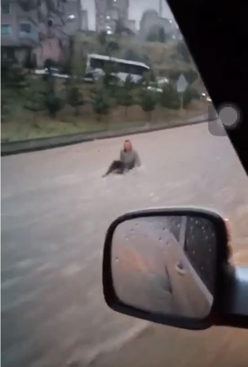 <p>O anlar, cep telefonu kamerasına yansıdı.</p>