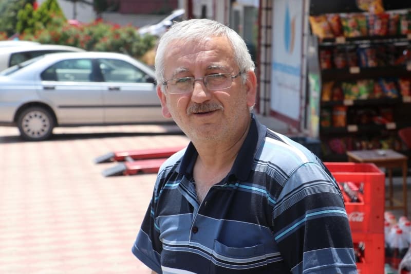 <p>Oturur pozisyonda yokuş aşağı sürüklenen kişi, karşı şeritten gelen yolcu minibüsünün altında kalmaktan son anda kurtuldu. </p>