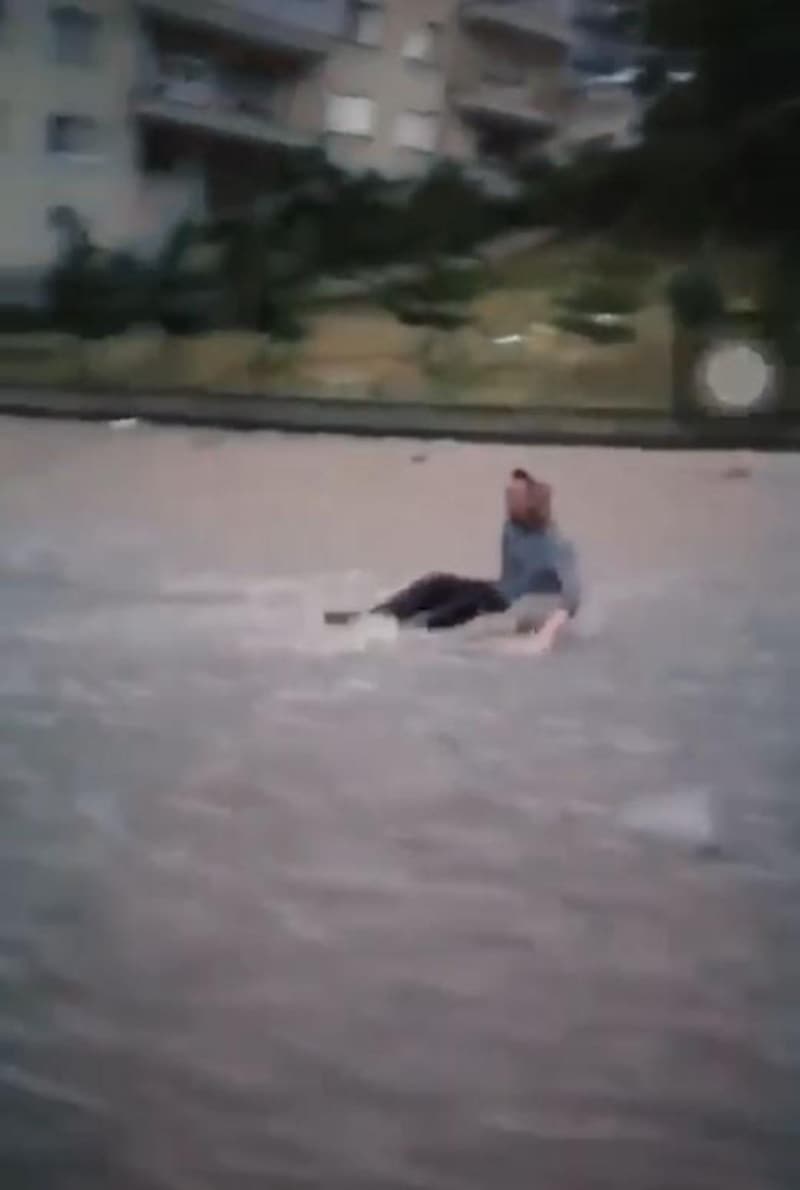 <p>Keçiören ilçesinde bir kişi, Gün Sazak Caddesi'nde oluşan sel sularıyla birlikte sürüklenmeye başladı. </p>