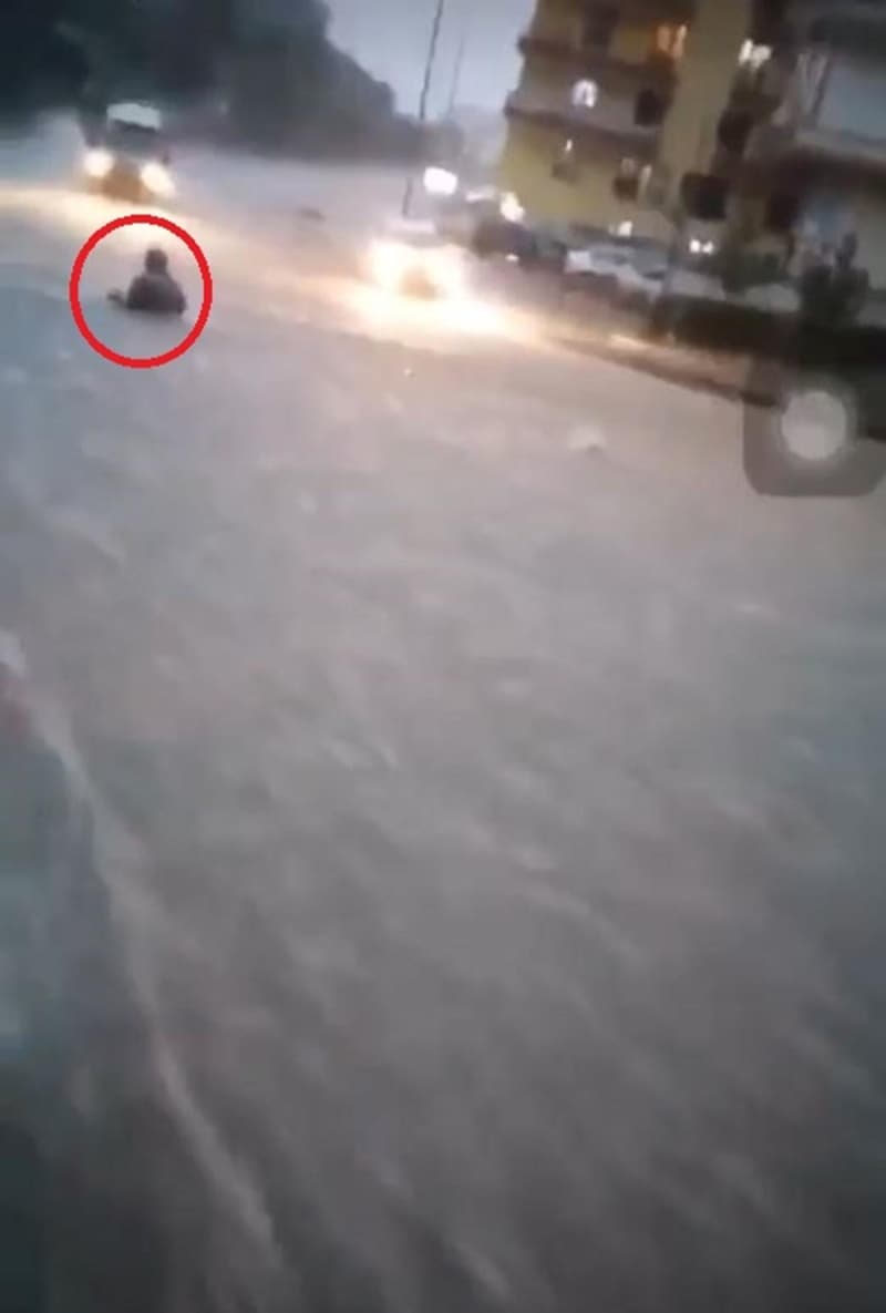 <p>Kocakgöz'ün, sürüklenen kişiyi kurtarma anına ilişkin görüntü de dikkat çekti. Cep telefonu kamerasına yansıyan görüntüde Kocakgöz'un, suya girip, sürüklenen kişiyi kolundan tuttuktan sonra çekerek kurtardığı görüldü. </p>