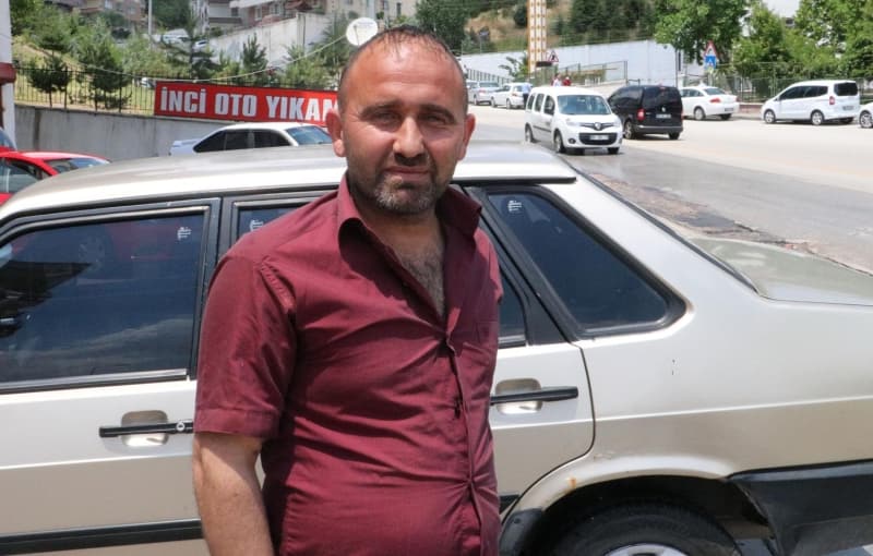 <p>Olayı gören Mesut Ünsal da 'Muhtemelen arabaları yokuşun başında kalmıştı; çünkü ailesi falan geldi sonra. Araba iterken sele kapılmış olabilir. Bir süre ayaklarının üzerinde geldi; ama sonra sürüklendi. Sonra yardım istedi, bağırmaya başladı. Yan taraftaki bakkal arkadaşımız koştu; ama çok fazla su vardı, muhtemelen biz girsek bizi de sürüklerdi' diye konuştu.</p>