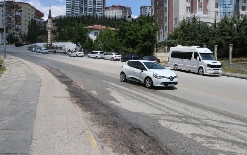 <p>Sürüklenen kişinin yardım çağrısı üzerine yanındaki bir kişiyle suya girdiğini belirten Şerafettin Kocagöz, 'Su gelirken baktım ki içinde bir çocuk var. 'Ne yapıyorsun' diye bağırdım, 'Yardım edin' dedi. Ben de gittim kurtardım sonrasında ailesi geldi, üzerini falan değiştirdik, gönderdik. Yokuşun başında ailesi kalmış galiba aracın içinde. Şoktaydı, hemen kendisine gelemedi. Ben önce yüzmeye çalıştığını zannettim; ama düşmüştü. Su bayağı kuvvetliydi beni de sarstı' dedi.</p>