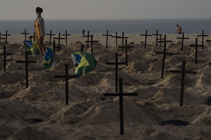 <p>Brezilya'da devlet başkanı Jair Bolsonaro, koronavirüs salgınıyla ilgili tutumu ve salgınla mücadele kapsamında karantina uygulamalarına karşı çıkması nedeniyle sert eleştiriler alıyordu.</p>