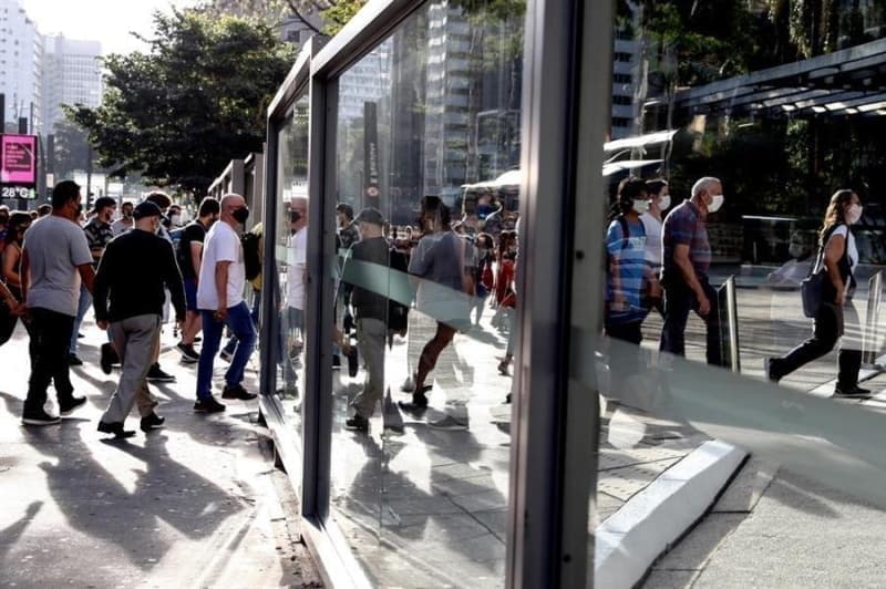 <b>TÜM DÜNYA ŞOKE OLDU</b><p>Ülkenin en ünlü plajlarından olan Copacabana plajında hükümetin salgına yönelik mücadelesini protesto etmek amacıyla aktivistler tarafından sembolik mezarlar kazıldı.<b><br></b></p>