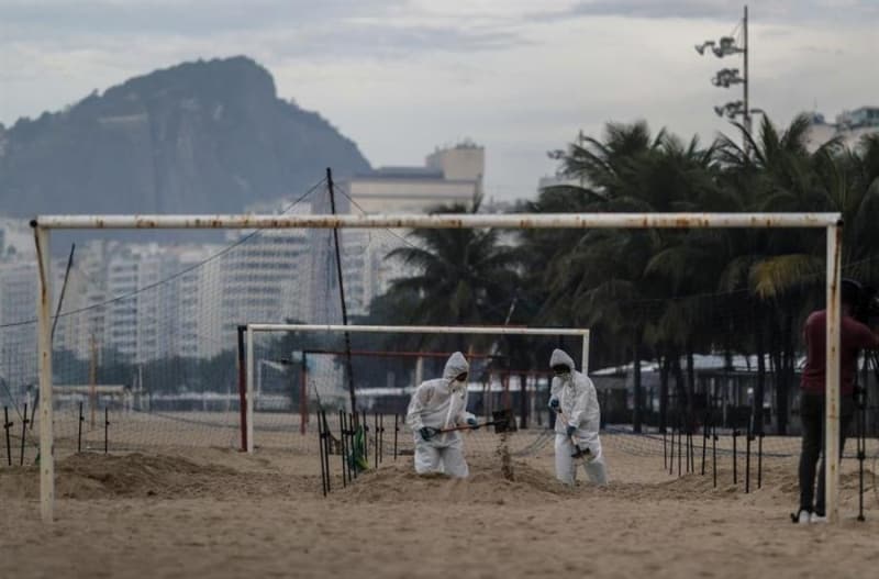 <p>Sao Paulo Valisi Joao Doria, temmuz ayında başlayacak denemelere yaklaşık 9 bin kişinin katılacağını, aşının, 2021'in ilk yarısında hazır olabileceğini söyledi.</p>