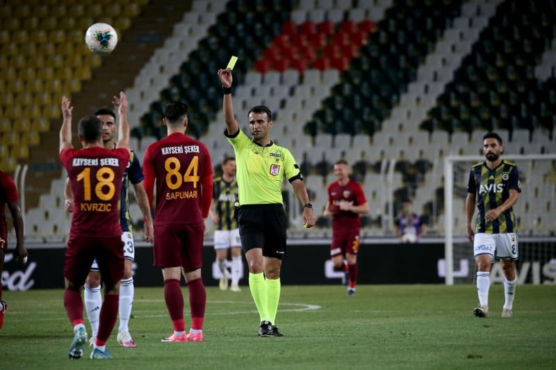 <p><b>'KAYSERİSPOR'UN İŞİ ZOR'</b></p><p><br></p><p>'Kayserispor'un işi çok zor. Bu maçı kazanabilirlerdi. Rakipleri 10 kişiydi uzun süre. Kayserisporlu futbolcuların beceriksizleri ve şımarıklıkları skoru değiştirmedi! Kayserispor beraberliğe üzülecekken eli boş döndü.'</p>