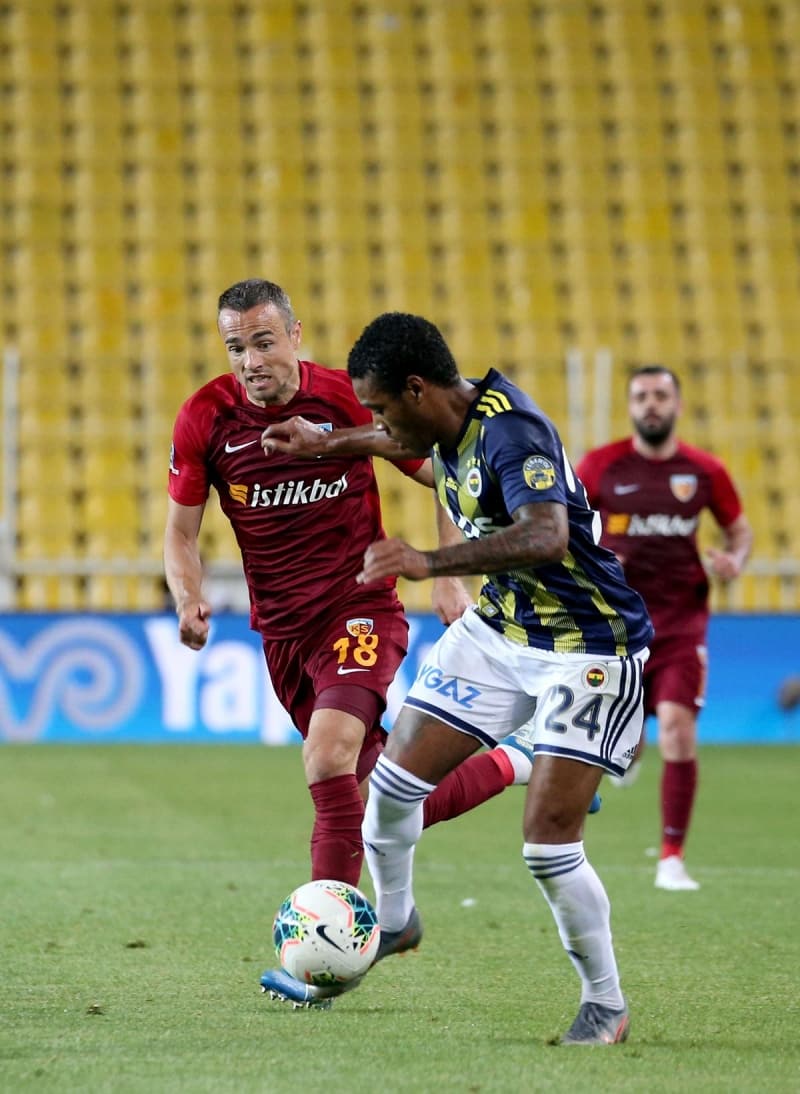 <p><b>'BEN 58 YAŞINDAYIM, HALA OYNAMAK İSTERDİM'</b></p><p><br></p><p>'Elimden gelse ben de 58 yaşındayım, oynardım. Şurada topu koysan önüme atlarım. Kariyeri çok önemli bir futbolcu Emre. Futbolculuk Allah'ın futbolculara verdiği lütuftur. Ben futbolu bıraktım, Ali başkan bizimle çalışmayı düşünmüyordu o zaman. 32 yaşında bırakma kararı aldım. 1 yıl sonra bir kış günü 2 kere ertelendi kardan, 3. de oynandı. Jübilemde kafa golü attım, olmayacak şeyler oldu. Jübile maçım bitti eve döndüm, çocukken oynadığım futbol bitti dedim kendime. Şimdi Emre de bırakınca attan düşmüş gibi olacak.'</p>