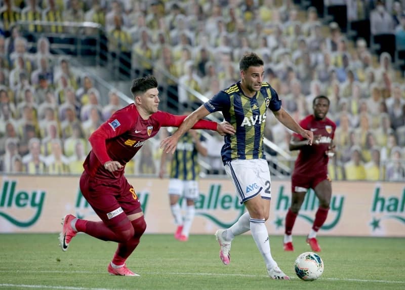 <p><b>'FENERBAHÇE'DEN ÇIKIŞ BEKLİYORUM'</b></p><p><br></p><p>'Fenerbahçe'den bir çıkış bekliyorum ben açıkçası kupa maçında. Fenerbahçe'nin transfer yapabilecek bir sportif direktörü de var artık önümüzdeki sezon için. Sahaya girip kendisini de oynatıyor.'</p>