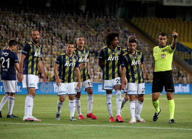 <p><b>'OZAN'IN KIRMIZI KARTI BENCE YANLIŞ'</b></p><p><br></p><p>'İstem dışı sarı kartlar olur. Bu öyle bir pozisyondu. Bir çok arkadaşımız kırmızı kart diyebilir ama ben kırmızı demem Ozan'ın pozisyonuna.'</p>