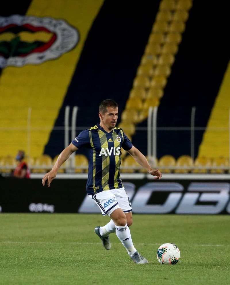 <p><b>'EMRE'NİN BİR KARAR VERMESİ LAZIM'</b></p><p><span ><br></span></p><p><span >'Emre Belözoğlu'nun böylesine büyük bir camiada karar vermesi lazım. Tahir kardeşimiz de yanlış anlamasın. O da seneye önemli katkılar verecektir. Teknik direktör olarak Emre'nin devam etmesi doğru olmaz. Fenerbahçe gibi büyük kulüplerde teknik direktör - futbolcu aynı anda olması biraz zor.'</span></p>