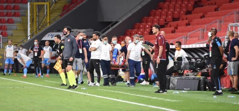 <p>Karadeniz'den Günebakış gazetesi ise ilk sayfasında 'Trabzonspor şampiyon gibi döndü', son sayfasında 'Bordo mavililer, 3 aylık aranın ardından fırtına gibi geri döndü' başlığıyla sunduğu galibiyet haberinde, 'Trabzonspor göz kamaştırıyor', 'Geliyor şampiyonluk geliyor' ifadelerine yer verdi.</p>