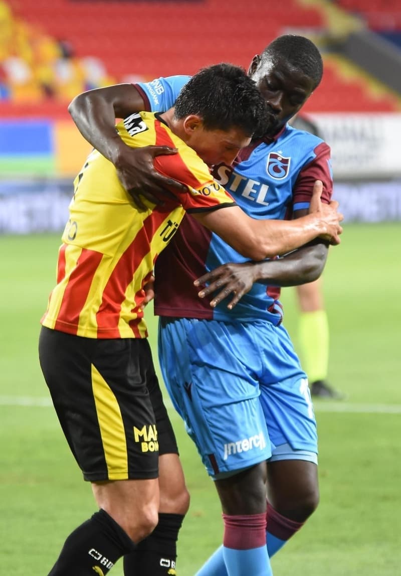 <p>Karadeniz'de Son Nokta gazetesi de ilk sayfasında 'Fırtına şampiyonluğa koşuyor' ve arka sayfasında '8. şampiyonluk için kaldı 7 final maçı', 'Meşaleleri yakın şampiyonluk yakın' başlıkları ile galibiyeti okuyucularına duyurdu.</p>