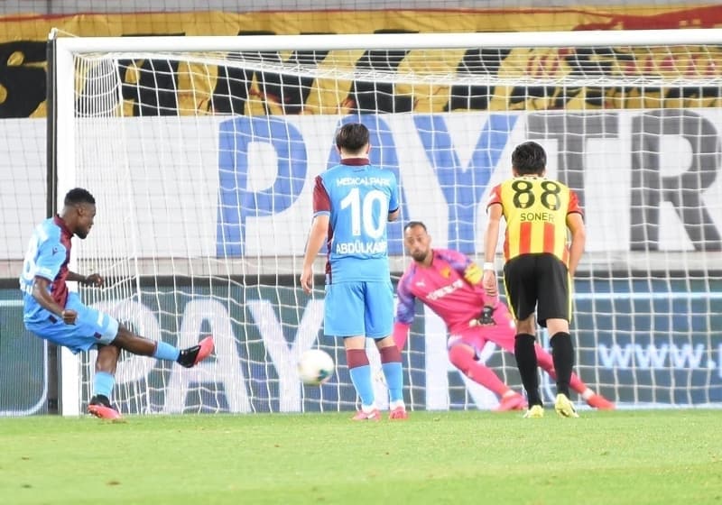 <p>Kuzey Ekspres gazetesi ilk sayfasında 'Şampiyonluğa 7 kaldı', arka sayfasında ise 'İzmir'in dağlarında çiçekler değil goller açtı', 'Fırtına kaldığı yerden' başlıklarını kullandı.</p>