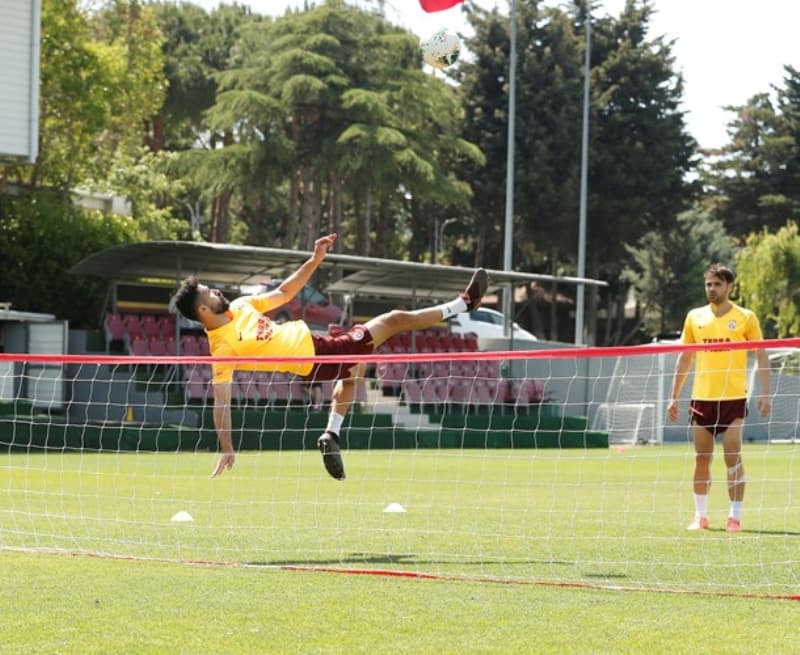 <p>Beklerde <b>Mariano </b>ile <b>Saracchi</b>, stoperde ise<b> Ahmet alk</b> ile <b>Donk </b>grev yapacak. </p>