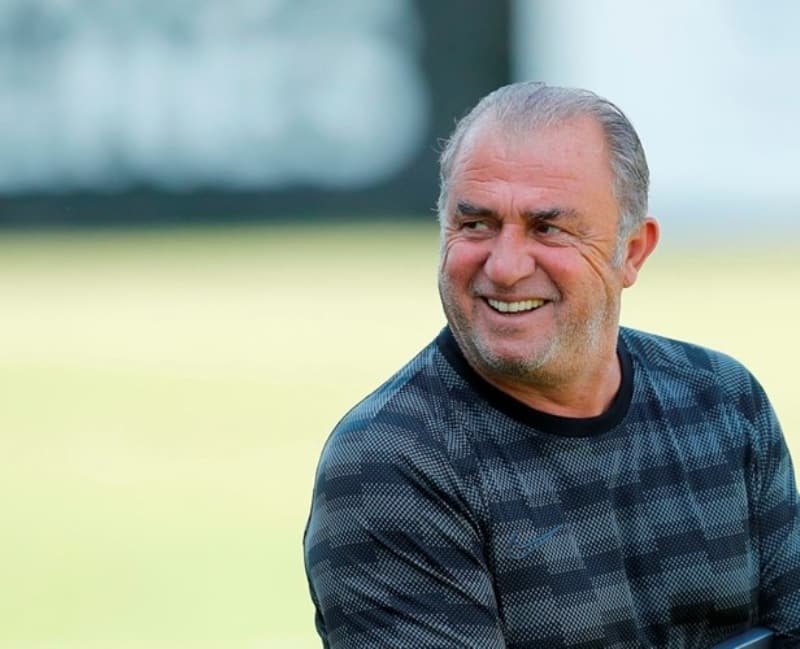 <p>O gn yaananlar hatrlatan Terim, <b>“imiz yine hi kolay olmayacak. Rakibimiz de ciddi bir mcadele veriyor. Her ne kadar tribnde taraftar olmasa da gerilim yaanabilir, dikkatli davranmalyz. Disiplini brakmadan, sakin olup sahada kalmalyz”</b> ifadelerini kulland.</p>