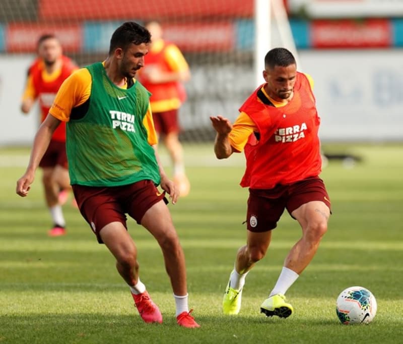 <p><b>Emre Akbaba, mer Bayram, Andone ve Adem</b> gibi jokerler ise skorun gidiatna gre devre arasnda veya ikinci yarda oyuna dahil edilecek.</p><p><br></p><p>Fanatik</p>