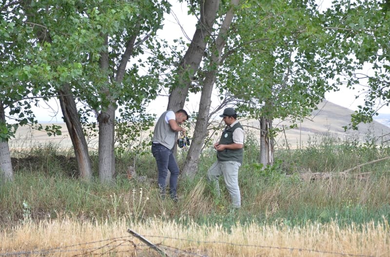 <p>Vatandaşların heyecanlı bekleyişinin sürdüğü köy ve çevresindeki yaklaşık 8 hektarlık alanda, Doğa Koruma ve Milli Parklar Müdürlüğünce iz takip çalışması yapıldı.</p>