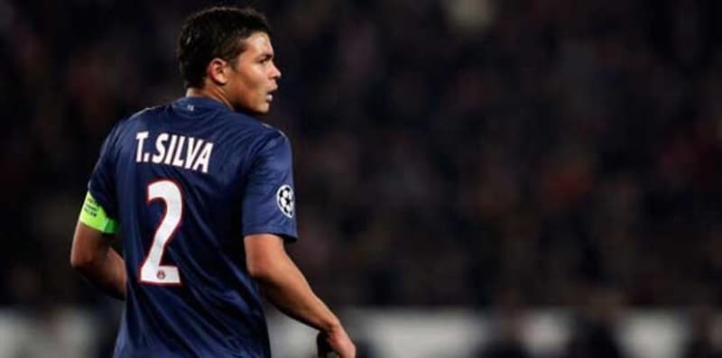 <p>Tecr�beli futbolcunun se�eneklerinden birinin de �lkesi Brezilya'ya d�n�p, Fluminense formas� giymek oldu�u kaydedilmi�ti.</p>