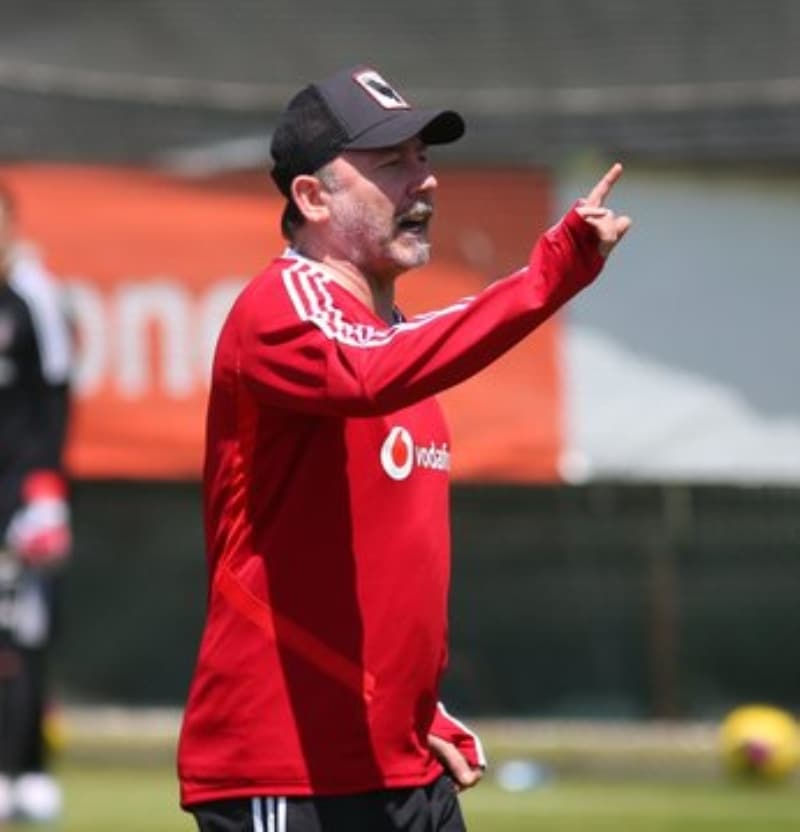 <p>Ersin ve Rıdvan'dan memnunum. Ersin iyi bir kaleci olacak, gollerde hatası yok. Rıdvan da Beşiktaş'a çok iyi şeyler yapabilir.</p>