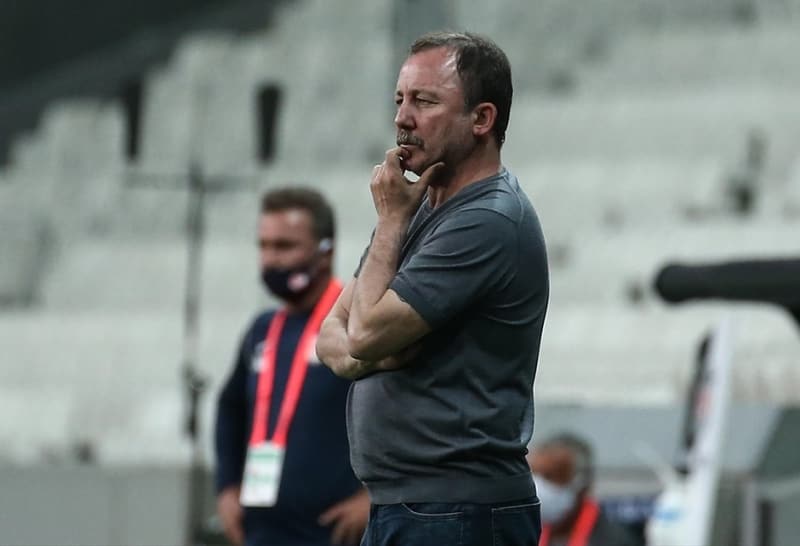 <p>İkinci yarı daha iyi oynadık. 5-2 bitebilirdi ama olmadı. Antalyaspor'u da tebrik ederim. Bazı şeyleri değiştireceğiz.</p>