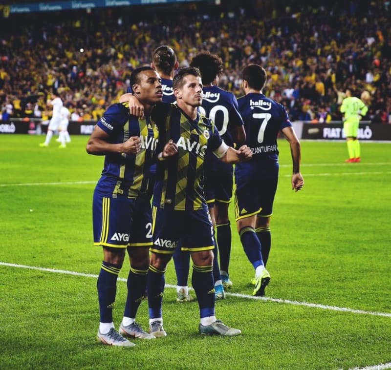 <p>Emre Bel�zo�lu Fenerbah�e olarak �ampiyonluk �anslar�n�n d���k olmas� sebebiyle ligde Ba�ak�ehir'in �ampiyon olmas�n� istedi�ini s�yledi.</p>