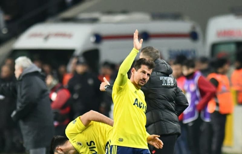 <p>'Be�ikta� ma��n� izleyemedim. Uzun zamand�r ilk defa �ocuklarla birlikteydim, sadece Ba�ak�ehir ma��n� izleyebildim, Be�ikta�'� izleyemedim. Okan a�abey benim en yak�n arkada�lar�mdan, a�abeylerimden. Birlikte �talya'ya gittik. T�rk futbol camias�nda g�rd���m en naif insanlardand�r, onun ba�ar�lar�n� g�rmek beni mutlu ediyor.&nbsp;�ampiyonluk �ans�m�z az oldu�u i�in, Okan Buruk ve Ba�ak�ehir'in �ampiyon olmas�n� istiyorum.'</p>