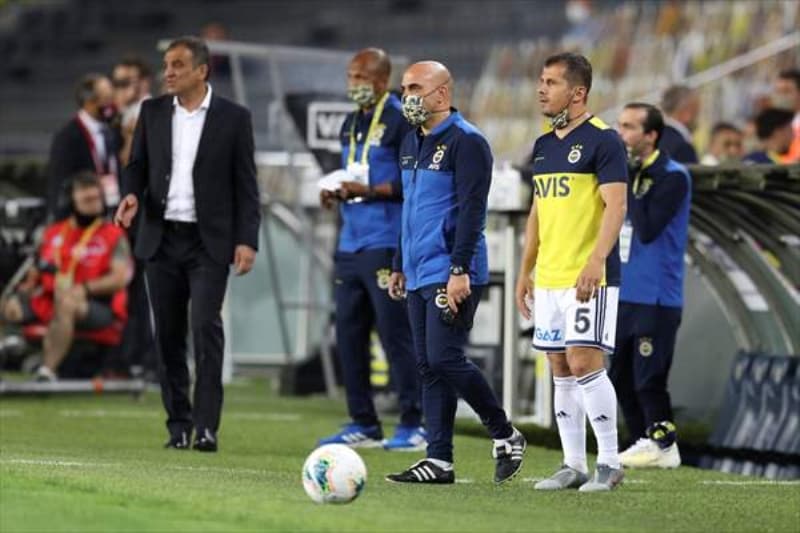 <p>Fenerbah�e'nin kaptan� Emre Bel�zo�lu kat�ld��� canl� yay�nda geride kalan haftalarda favorisinin eski tak�m� Ba�ak�ehir oldu�unu s�yledi.</p>