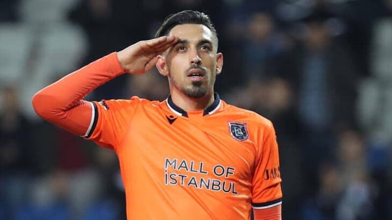 <p>Son olarak Emre Bel�zo�lu, '�rfan Can'� �ok be�eniyorum, onun haricinde Abd�lkadir var, bizim Messi'miz. �mer Faruk'umuz var. �ok yetenekli gen� oyuncular�m�z da var.'<br></p>